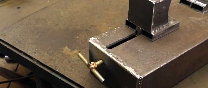 This grinder machine cleans rusty pipes in no time