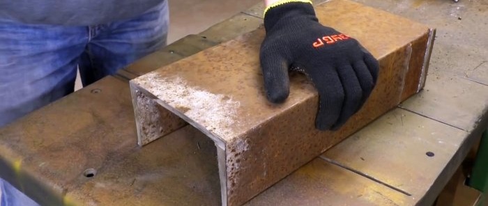 This grinder machine cleans rusty pipes in no time