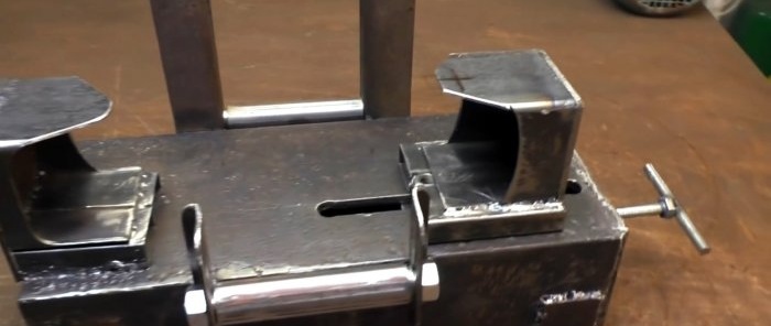 This grinder machine cleans rusty pipes in no time