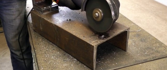 This grinder machine cleans rusty pipes in no time