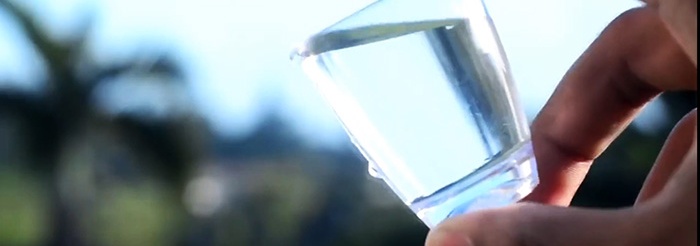 How to use bottles to purify cloudy water until crystal clear