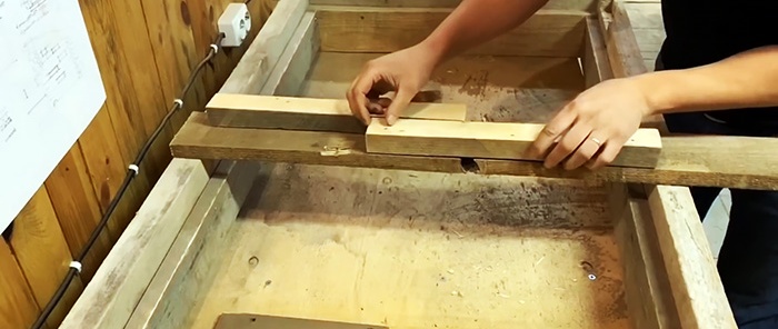 How to make a door to a bathhouse of an interesting design from old boards