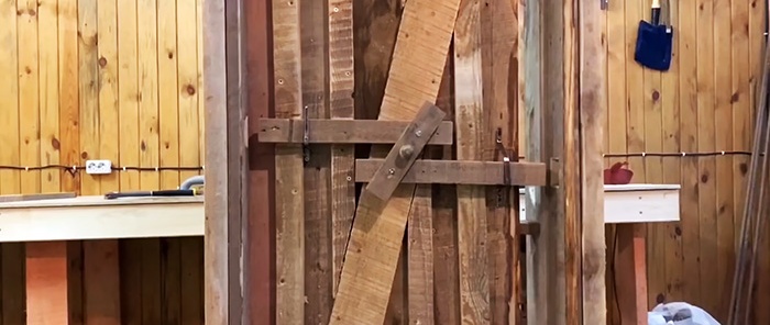 How to make a door to a bathhouse of an interesting design from old boards