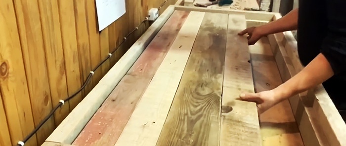 How to make a door to a bathhouse of an interesting design from old boards