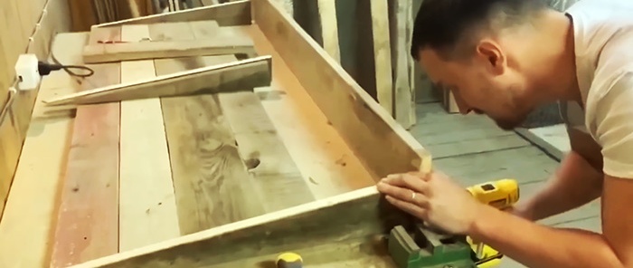 How to make a door to a bathhouse of an interesting design from old boards