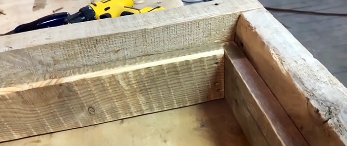 How to make a door to a bathhouse of an interesting design from old boards