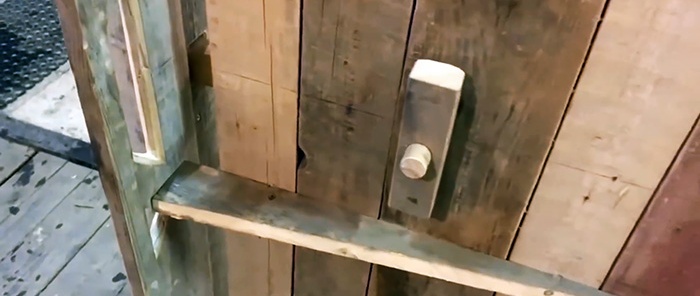 How to make a door to a bathhouse of an interesting design from old boards