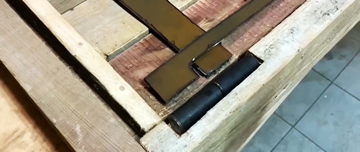 How to make a door to a bathhouse of an interesting design from old boards