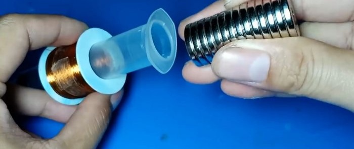 How to make a flashlight with a generator from a syringe