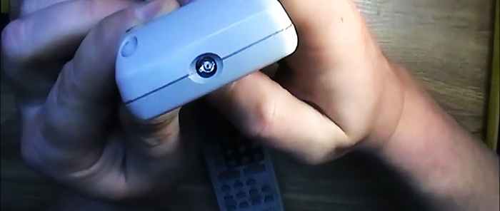 How to repair a remote control with a pencil and glue