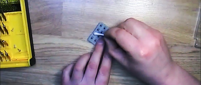 How to repair a remote control with a pencil and glue