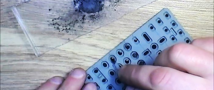 How to repair a remote control with a pencil and glue