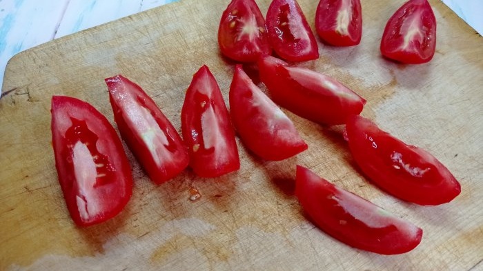 This is definitely the most compact way to store tomatoes.