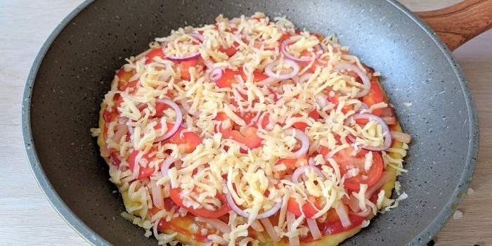 Quick pizza without yeast in a frying pan