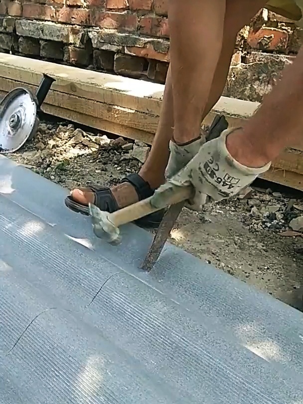 No need for a grinder. We chop slate smoothly, quickly and without dust.