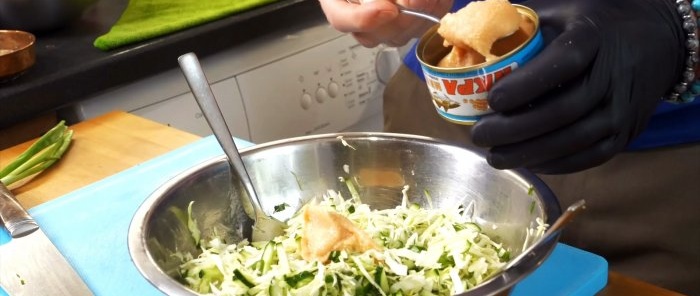 You can't imagine how delicious cabbage and cucumber salad will be with this secret ingredient.