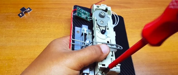 How to make an electronic lock from a DVD drive