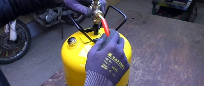 Sandblasting installation from a car candle and a small gas cylinder