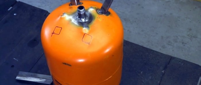 Sandblasting installation from a car candle and a small gas cylinder