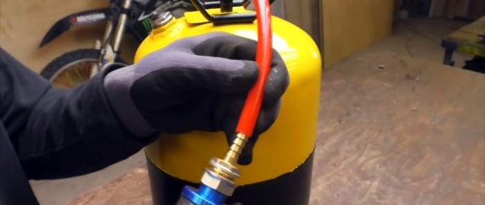 Sandblasting installation from a car candle and a small gas cylinder