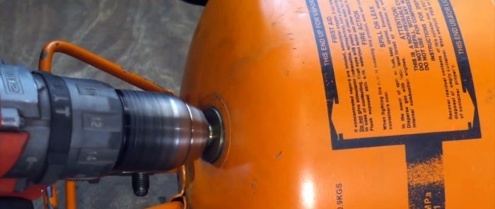 Sandblasting installation from a car candle and a small gas cylinder