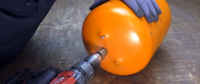 Sandblasting installation from a car candle and a small gas cylinder