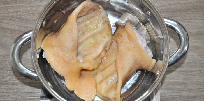 Budget delicacy How to cook marbled meat cuts from chicken and pig ears