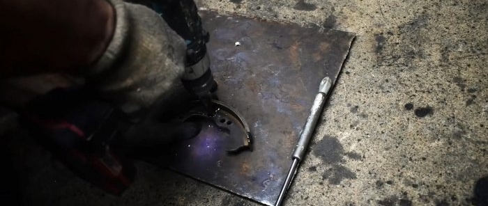 How to make a conductor for quick welding from a brake pad and a gas lift