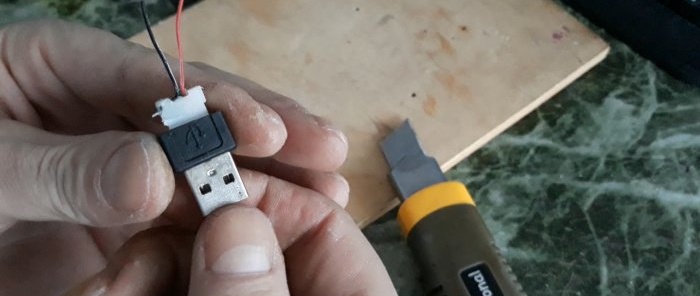 How to make a USB adapter to safely charge your phone in public places