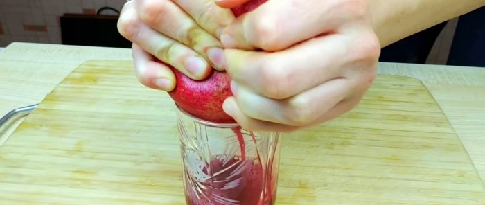 How to squeeze a glass of pomegranate juice in a couple of minutes without a juicer