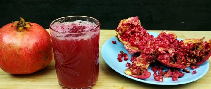 How to squeeze a glass of pomegranate juice in a couple of minutes without a juicer