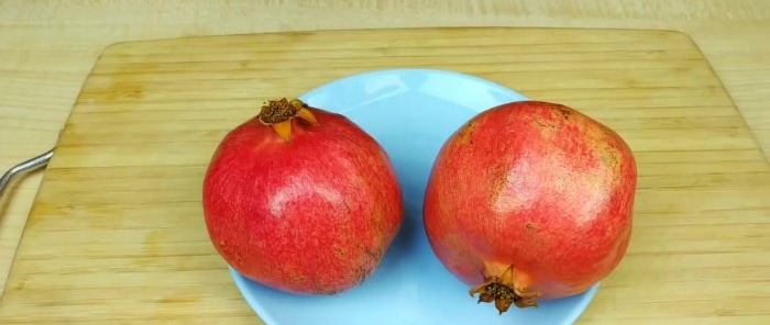 How to squeeze a glass of pomegranate juice in a couple of minutes without a juicer