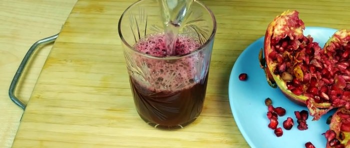 How to squeeze a glass of pomegranate juice in a couple of minutes without a juicer