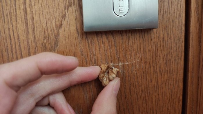 How to remove scratches from furniture using walnuts