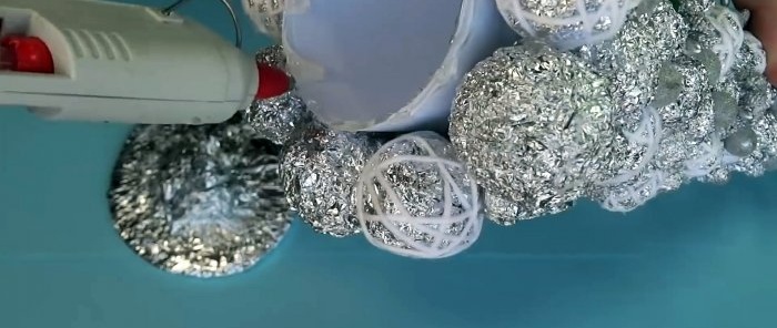 How to make a beautiful Christmas tree out of foil