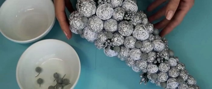 How to make a beautiful Christmas tree out of foil