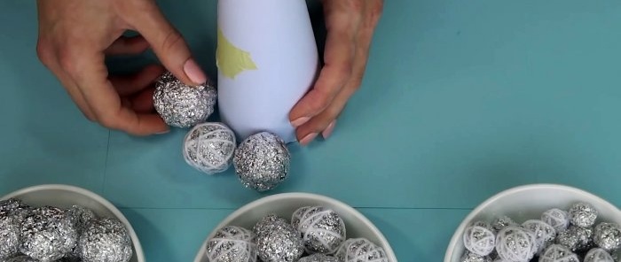 How to make a beautiful Christmas tree out of foil