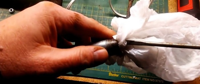 How to use a glue gun to turn plastic bags into plastic for DIY projects