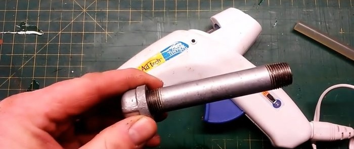 How to use a glue gun to turn plastic bags into plastic for DIY projects