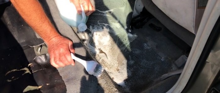 Washing the carpet in the car