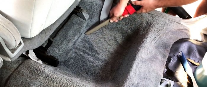 collect dirty water with foam using a washing vacuum cleaner