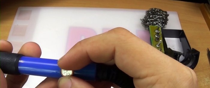 Setting the temperature of the soldering iron