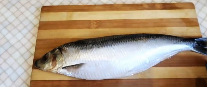 A tricky way to quickly cut herring into boneless fillets