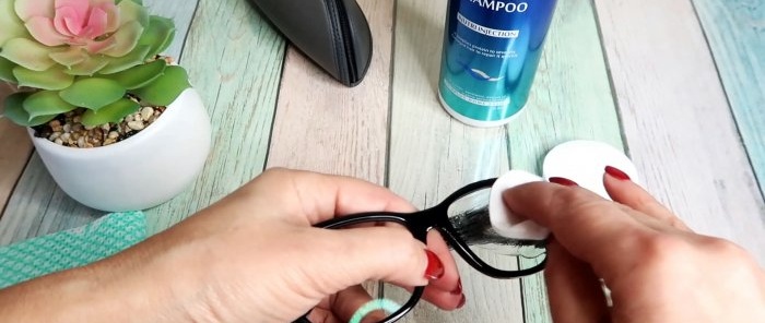 Apply shampoo to glasses lenses