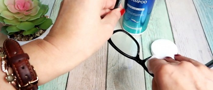 Wipe the back of the glasses with shampoo