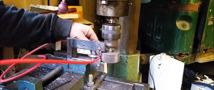 Insert the stripping wire into the drilling machine fixture