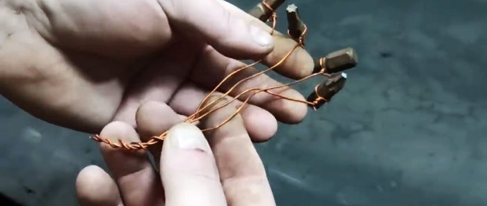 Parts for nickel plating must be tied with copper wire