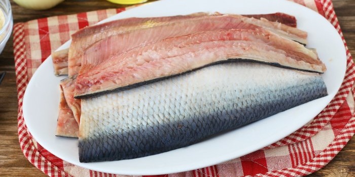 cut the herring into fillet pieces without small and large bones