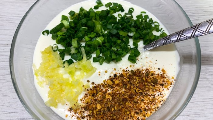 Pollock stewed in pieces in sour cream sauce in a frying pan - let's prepare the sauce