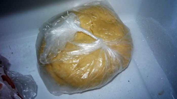 Place the dough in a plastic bag and put it in the freezer for 15 minutes until the butter hardens and stops flowing.